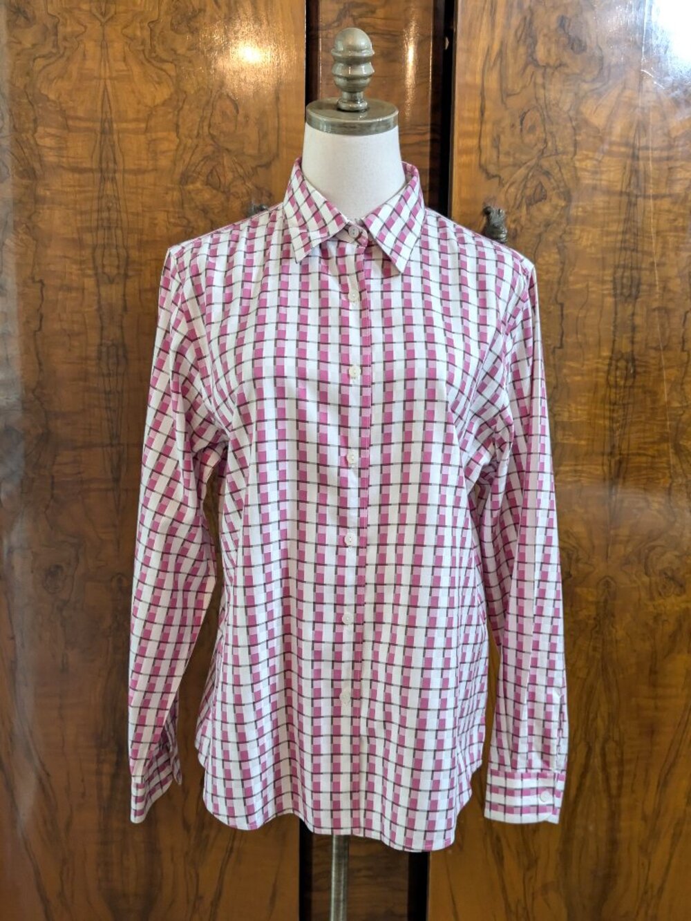 Foxcroft Wrinkle Free Shirt Women's 10 Pink White Geometric Mod Art Pop Blouse